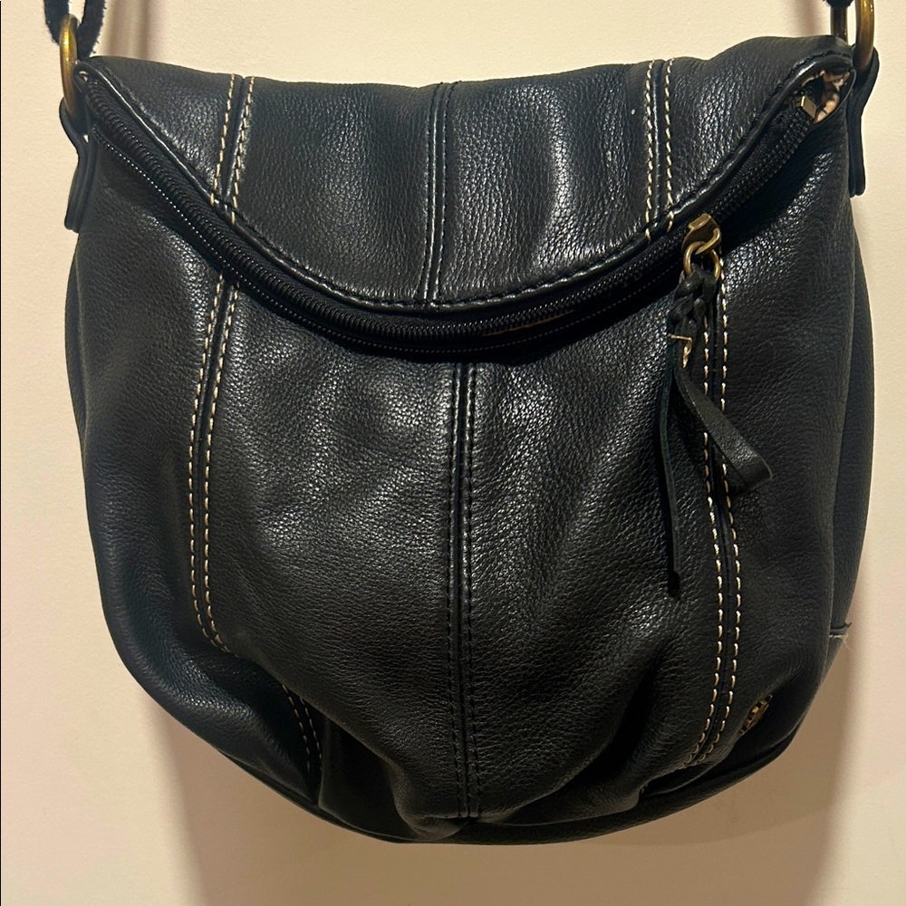 Elegant Black Leather Shoulder Bag.